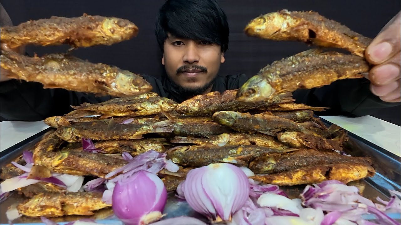 EATING SMALL FISH FRIED WITH ONION, STREET FOOD MUKBANG