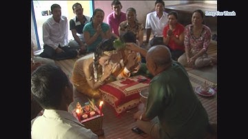 Nghi lễ cầu phúc, buộc chỉ tay trong đám cưới truyền thống của người Khmer Nam Bộ.