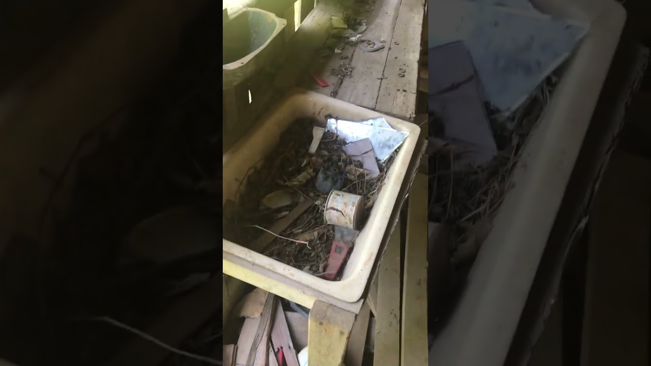 ABANDONED HOUSE VINTAGE TV SETS 