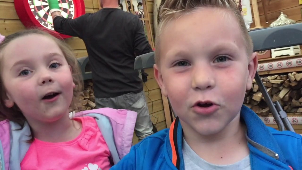 Kindjes blazen ballonnen op voor Opa zijn 60e verjaardag