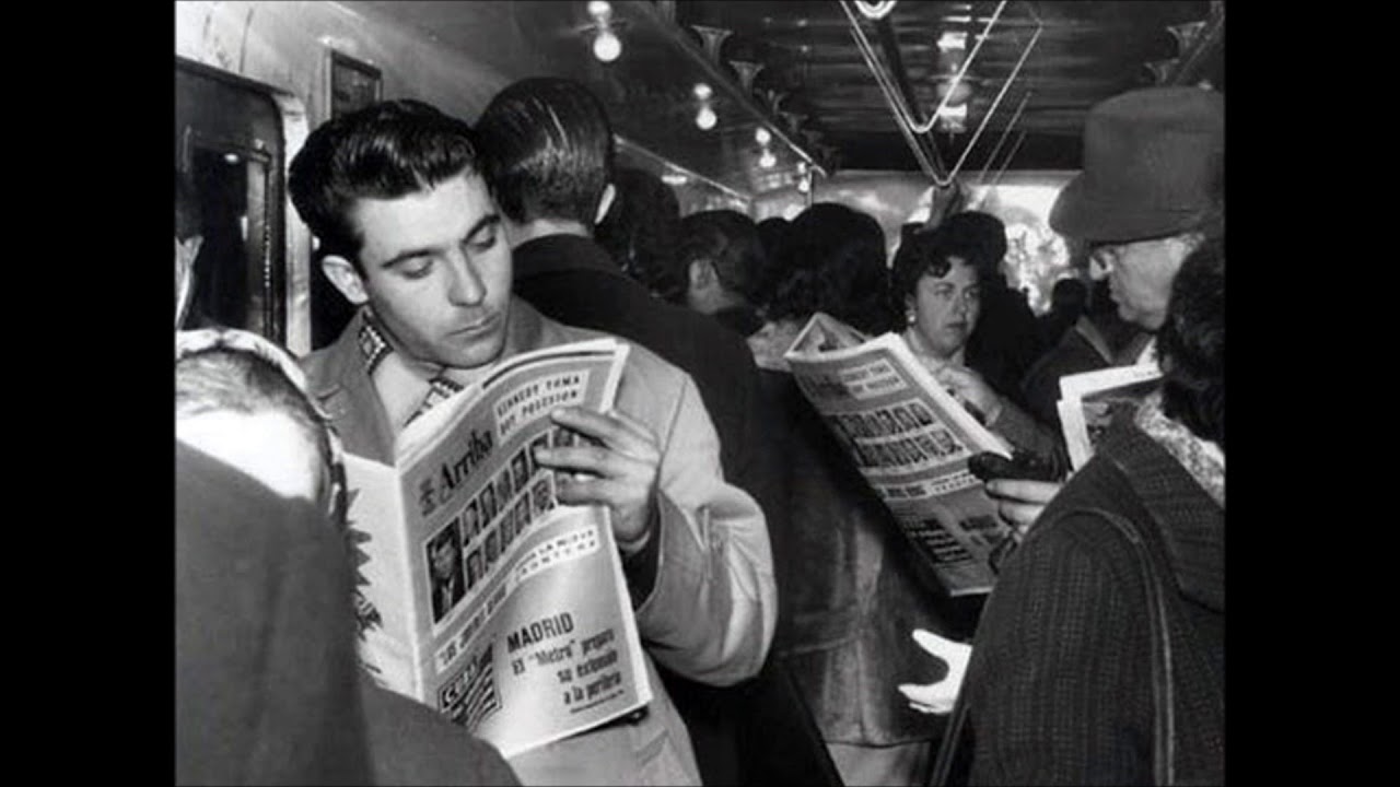 Как жили без телефона. Человек с газетой. Люди с газетами 20 век. Много людей с газетами. Люди с газетами в метро.
