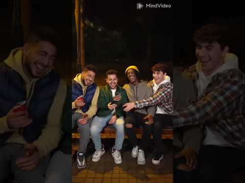 كنا جالسي في منتصف الليل فجاه ظهرنا خفاش مرعب كان على وشك ان ياكلنا جميعا 