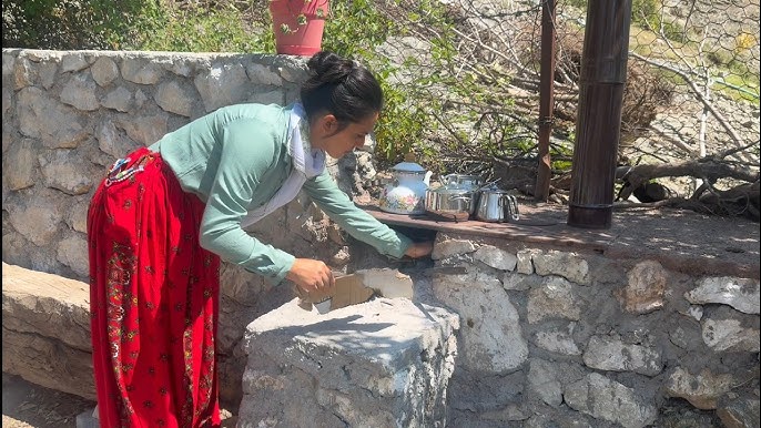 Қыздар кеуделерін көрсетеді