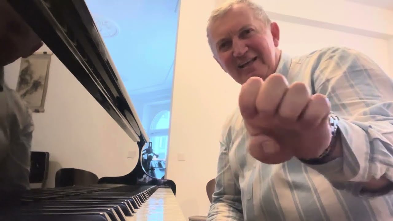 Технология пианизма Работа над постановкой первого пальца у пианистов.