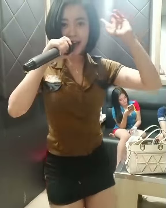Pemandu lagu cantik dan seksi