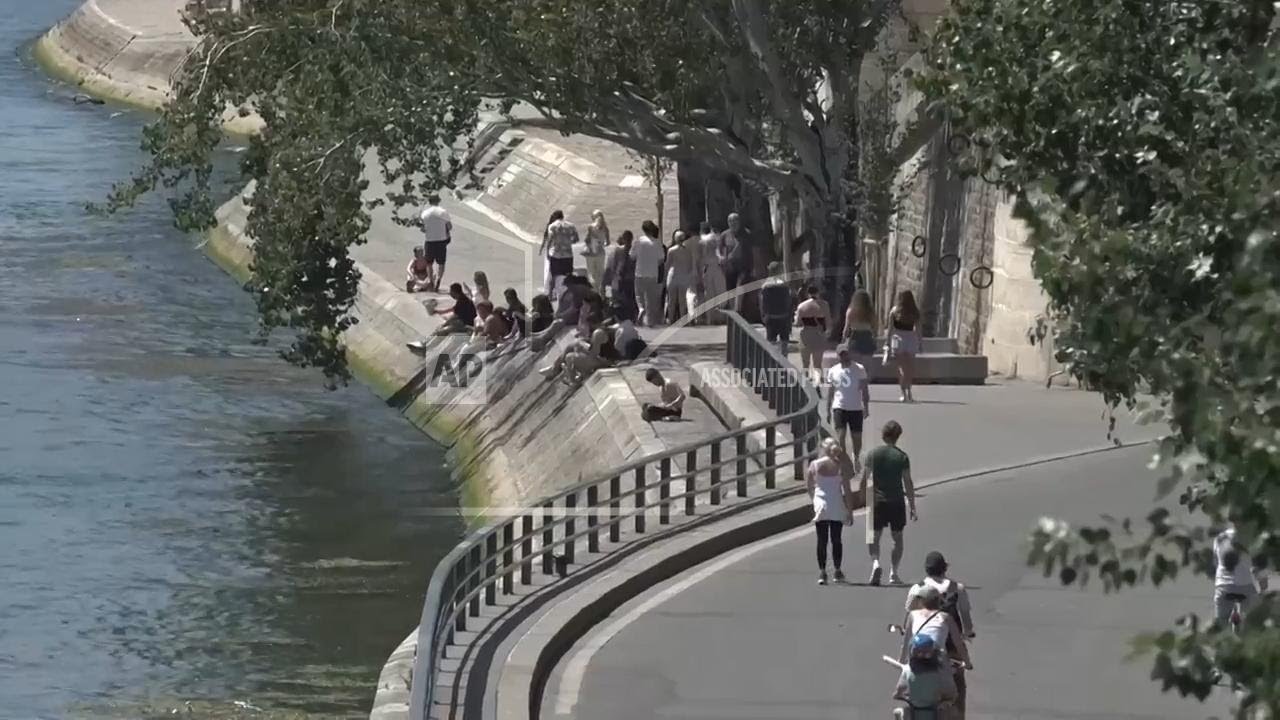 Parisians and visitors cool down in shade as rising tempereture prompts heat warnings