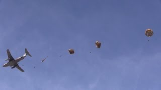 C-1の超短距離着陸停止も凄い!!! 第一空挺団による空挺降下 新田原基地航空祭 エアフェスタ2014 C-1の超短距離着陸停止も凄い!!! 第一空挺団による空挺降下 新田原基地航空祭 エアフェスタ2014