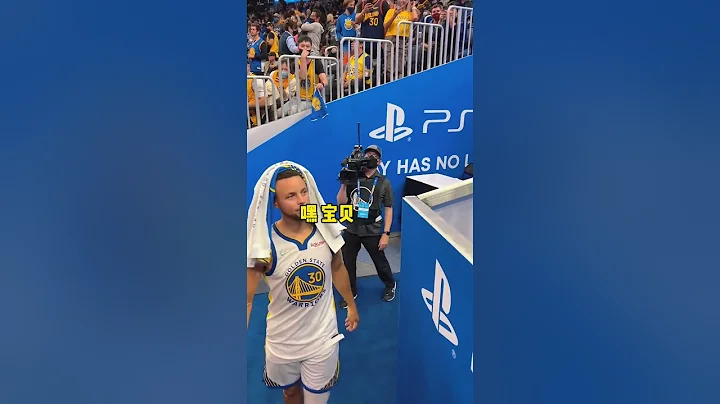 请英语好的大神翻译一下 球迷说了什么库里一脸嫌弃？😂＃库里＃shorts - 天天要闻