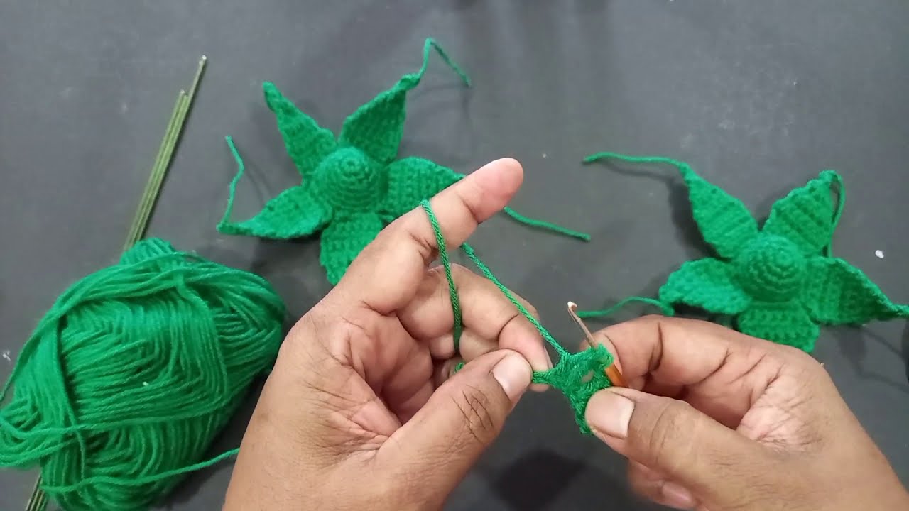 Как связать крючком чашечку и лист для розы.