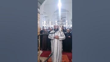 القطه والشيخ  قطة تصعد على كتف الشيخ وليد مهساس الجزائري أثناء تلاوة القرآن فى صلاة التراويح
