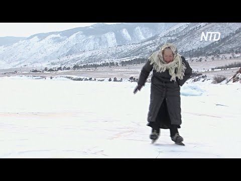 Российская бабушка катается по Байкалу на старинных коньках