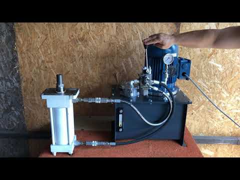 Videó: Hogyan ereszted ki a levegőt a hidraulika vezetékekből?