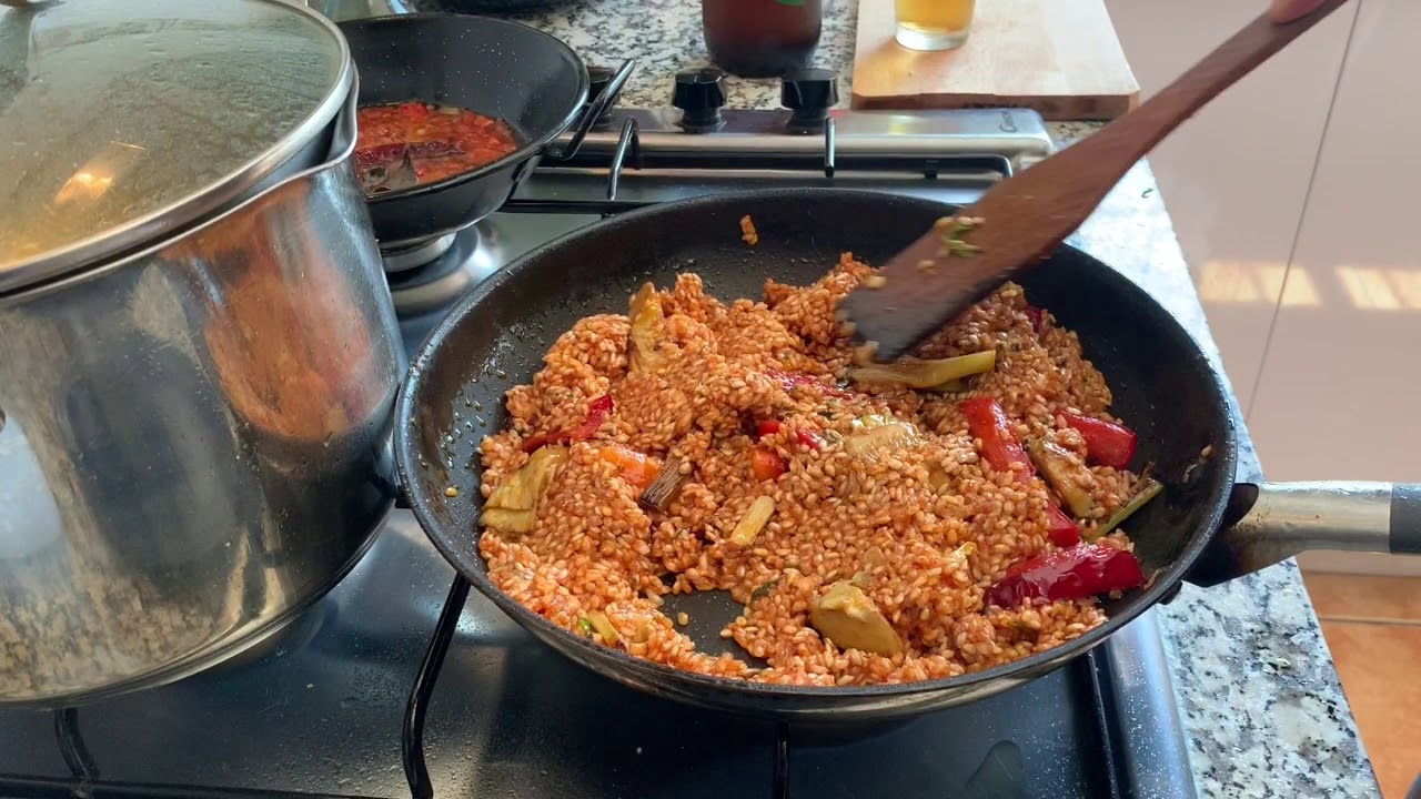 Paella de pollo y verduras