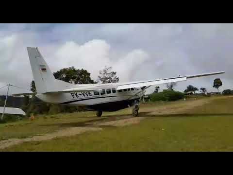 Bugalaga Airstrip-West Papua, Susi Air landed - YouTube
