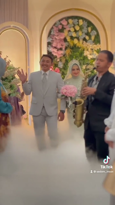 Kirab pengantin dengan Saxoponist