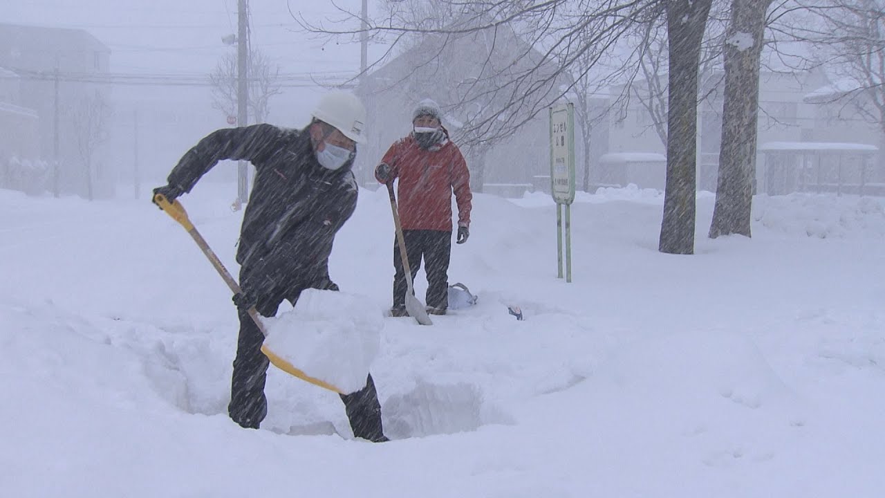つらい雪かき…「体にやさしい」雪かき方法とは 北海道大荒れの週末を前 