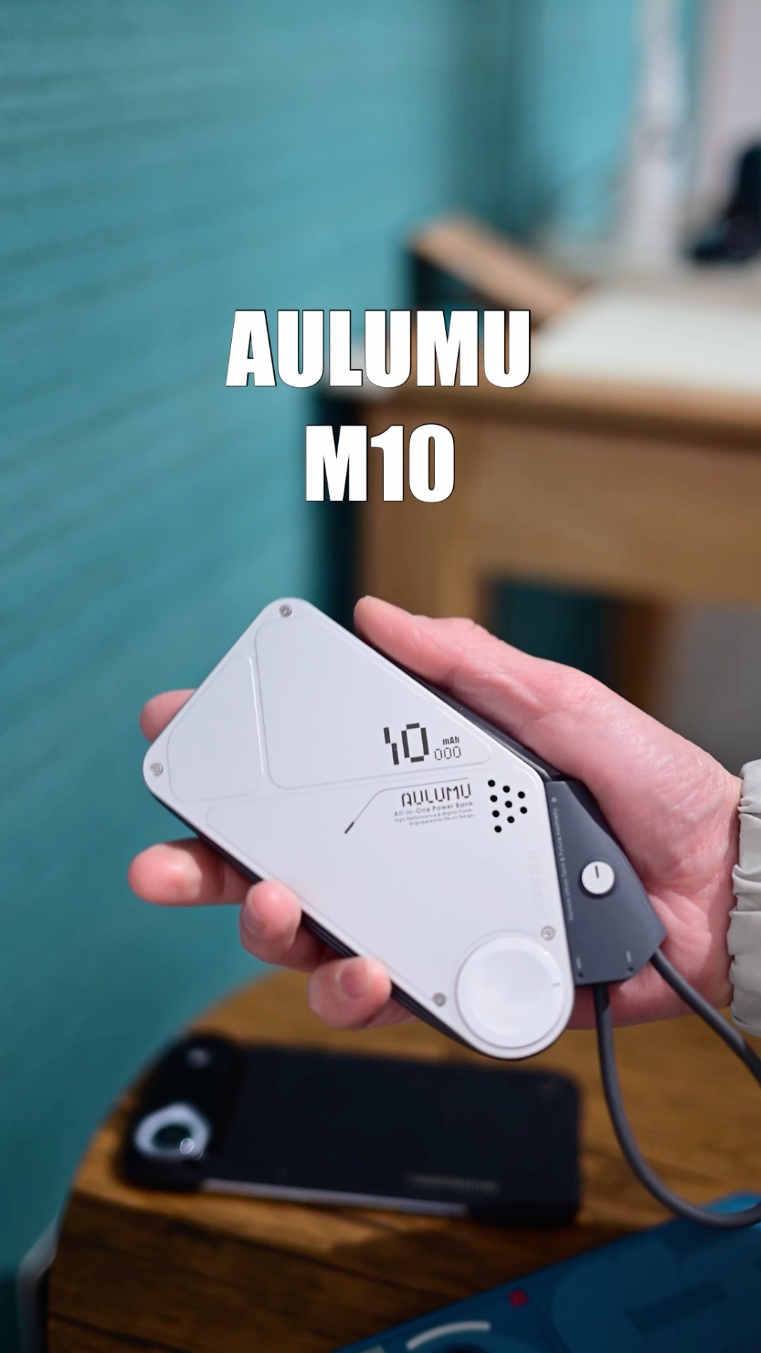 幾何学的なデザインで注目のブランドAULUMU(オルム)から初のモバイル
