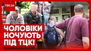 👀 МОБІЛІЗАЦІЯ У КИЄВІ: під ТЦК і ВЛК - шалені черги! Чоловіки ночують в авто і на лавках!