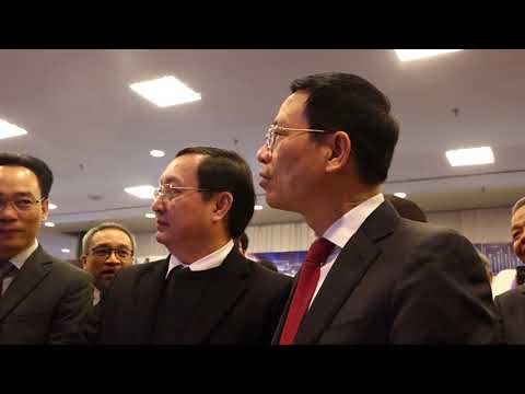 Video Bộ trưởng Nguyễn Mạnh Hùng thăm gian hàng Diễn đàn... - YouTube