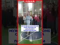 Мужчина в костюме Снегурочки на школьном празднике