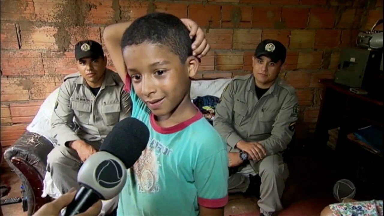 Policiais se comovem e ajudam garoto que procurava material escolar no lixo