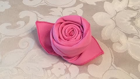 Come Piegare un Tovagliolo di Stoffa a Forma di Una Rosa in 72 Secondi