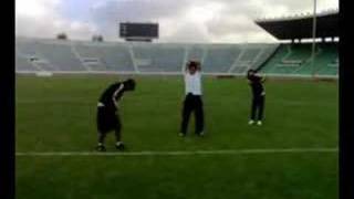 Psycho-Sup3R Bob-Sonic Dances Lelectro Au Terrain De Foot