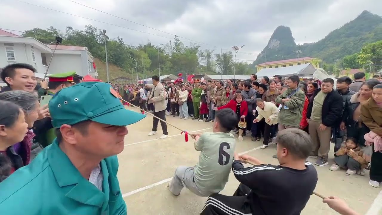 Trò chơi kéo co rất sôi động tại Lễ hội