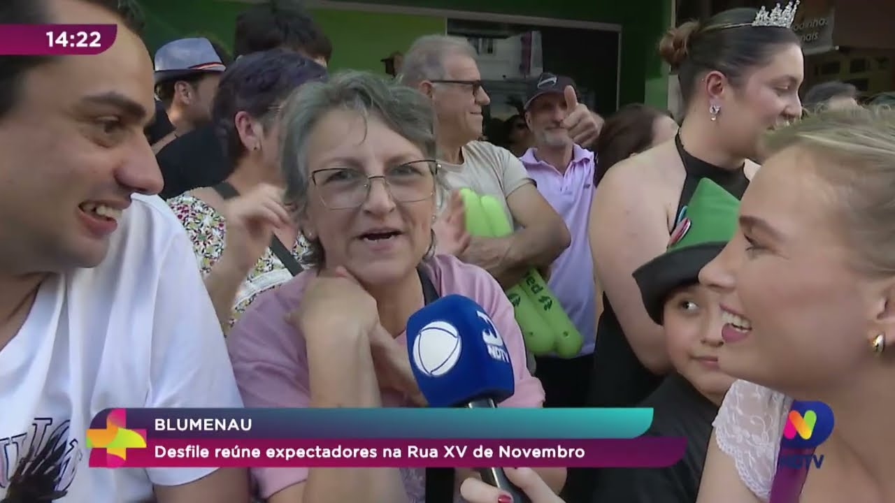 Blumenau: Desfile reúne expectadores na Rua XV de Novembro