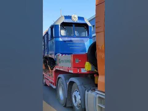Перевозка тепловоза ТУ2-241 по городу - YouTube