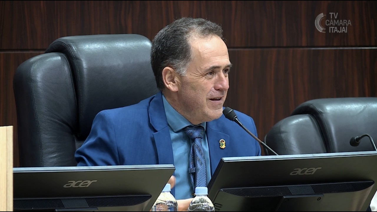 Beto Cunha preside sessão da Câmara de Vereadores de Itajaí
