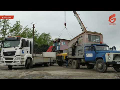 ზუგდიდში გულუას სკვერის მიმდებარედ გარემოვაჭრეების ჯიხურები და დახლები აიღეს