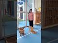 ¡La maestra hizo un desastre en la clase para poner a prueba a los niños!