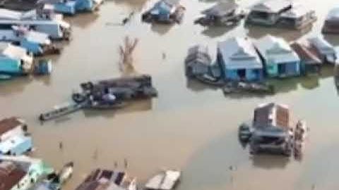 Danau air tawar di Kamboja Vietnam rumah desa terapung_low