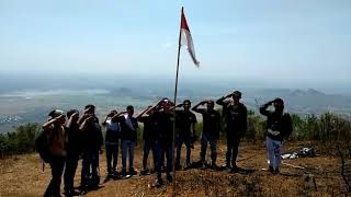 Kibaran bendera merah Putih di puncak gunung