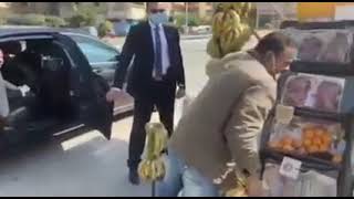 الرئيس عبد الفتاح السيسي .. لاحظ صعوبة حركة بائع فاكهة فعلم بمرضه  وأمر بتحمل كافة نفقات علاجه .