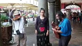 Talentoso trío interpretando (la bamba).