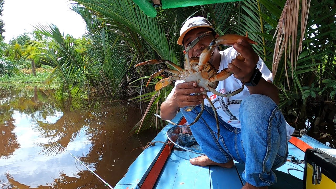 Dapat kepiting jumbo saat mancing udang langsung masak di perahu setelah hujan deras