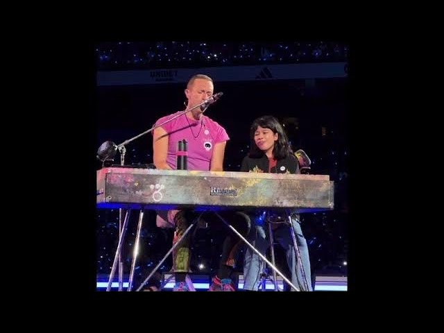 Coldplay and a Young Indonesian fan performing “Daddy” Emotional duet (Copenhagen 2023) #coldplay class=