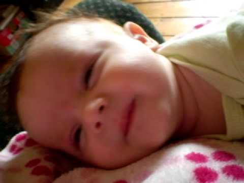 Bebe 2 Mois Et Demi Chantonne Avec Maman Youtube