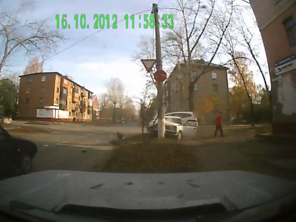 Видео ДТП! ВАЗ-2107 таран и вылет в столб! - YouTube