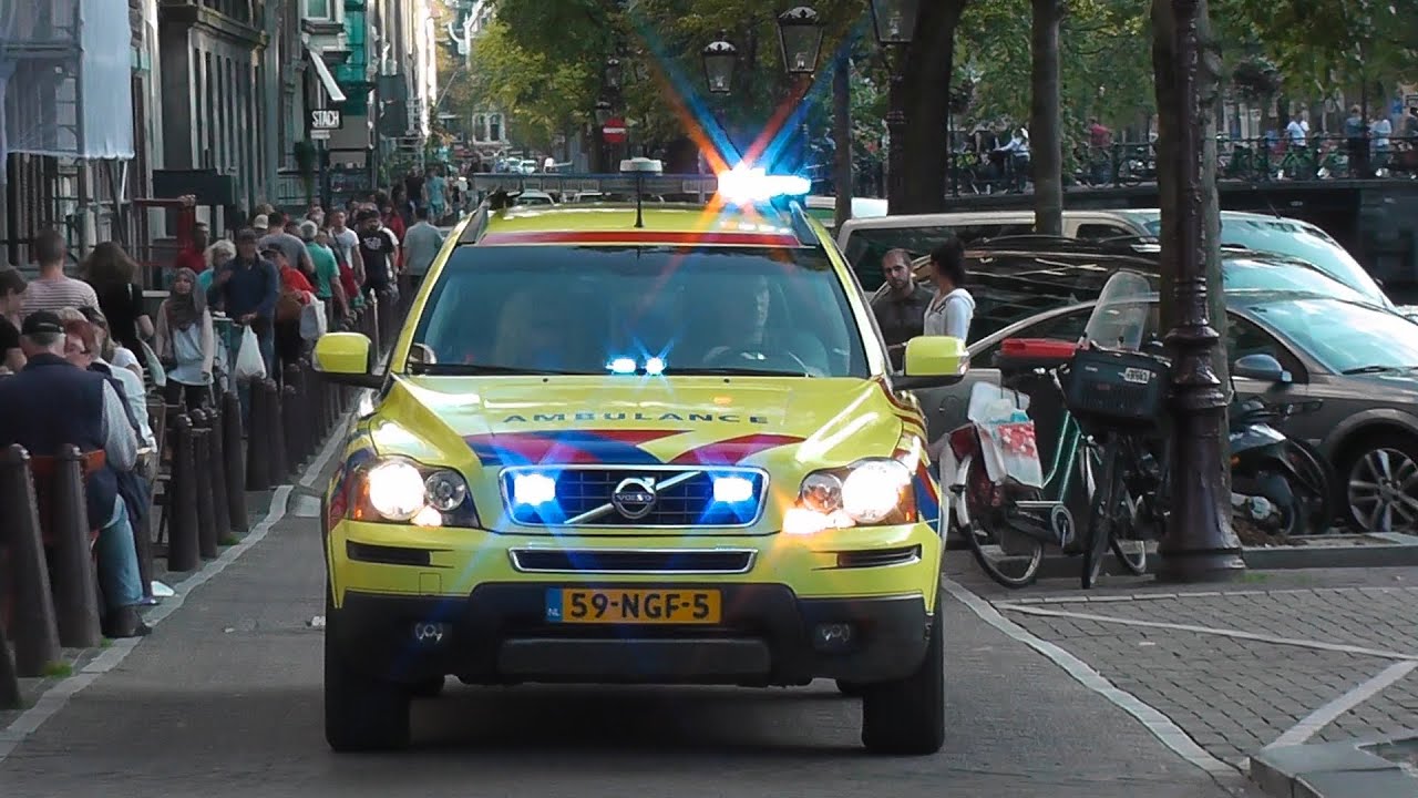 2X Ambu 13-104 en MMT 13-901 Van en Naar ongeval aan de Monnikenstraat in Amsterdam