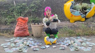 Download Lagu A Single Mother Who Collects Scrap Metal Discovered A Huge Sum Of Money By The Riverbank. MP3