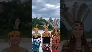 Pesona para Gadis suku Dayak di Kalimantan