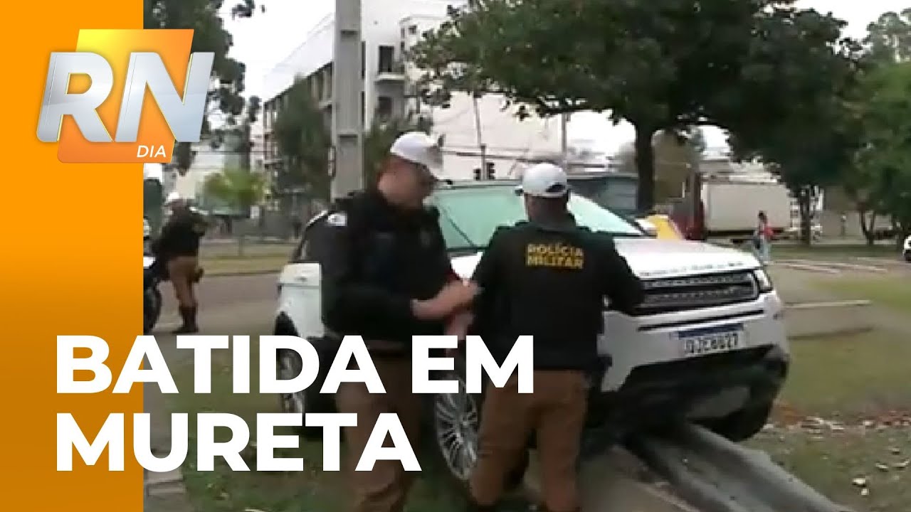 Motorista bate em mureta e abandona carro: acidente foi no bairro Jardim das Américas em Curitiba Motorista bate em mureta e abandona carro: acidente foi no bairro Jardim das Américas em Curitiba