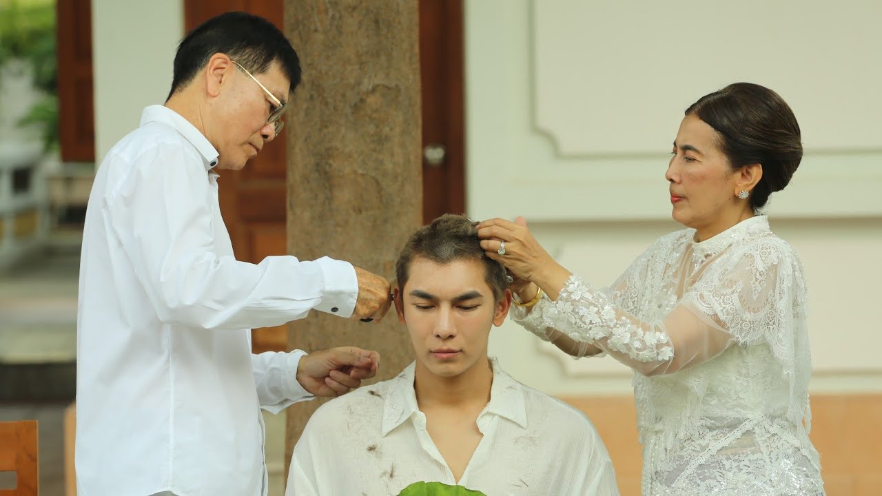 บรรยากาศ พ่อแม่ ครอบครัว เพื่อนสนิท ร่วมพิธีปลงผมนาค มิว ศุภศิษฏ์ และอุปสมบท