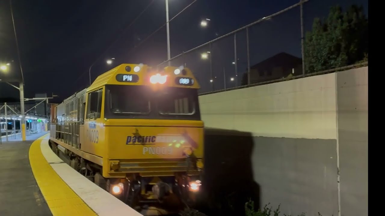 (Town Horn Toot) Pacific National 009 Passing Northgate Train Station Platform 4
