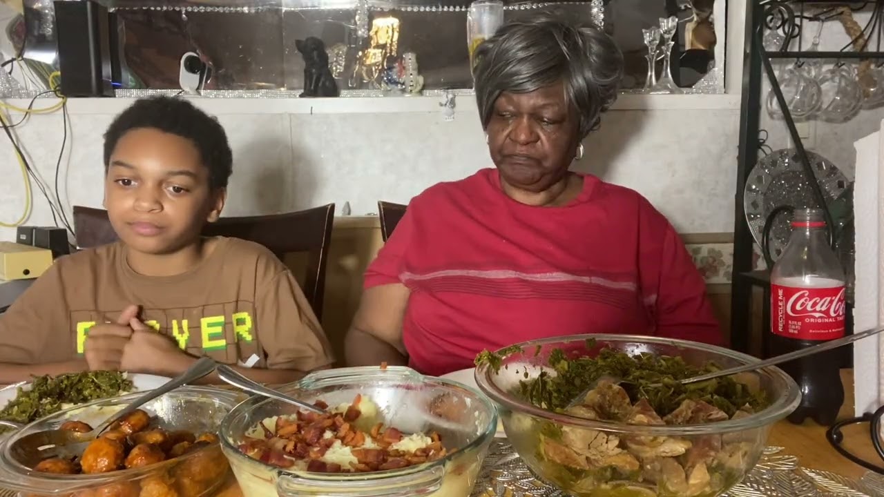 Сегодня у нас картофель с зеленью и фрикадельки.