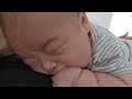 180124 1557 엄마 배 위에서 터미타임 중에 이거슨 익숙한.... 발리에서 생긴일?!? ㅋㅋㅋㅋ