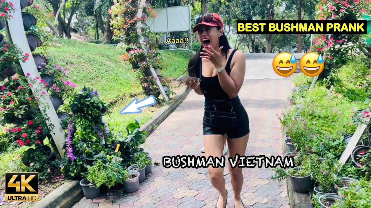 Very funny prank! The girls scream and jump so much!!!  // bushman prank 2023 / vn prank 🎄🎄🤶🧑‍🎄